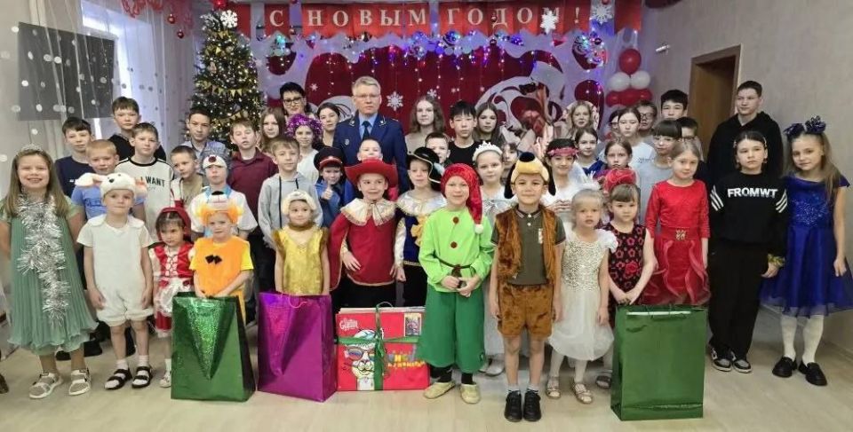 В преддверии Нового года прокурор города Бийска Владимир Евдокимов поздравил с наступающим праздником воспитанников Бийского центра помощи детям, оставшимся без попечения родителей