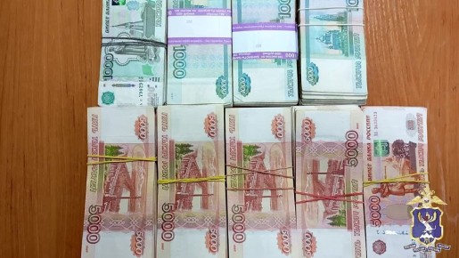 Полиция Республики Алтай вернула вдове участника СВО 2,9 млн рублей, похищенных курьером аферистов