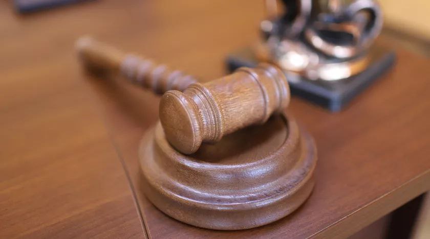 В Бийске вынесен приговор мужчине, чья 2-летняя дочь выпала из окна