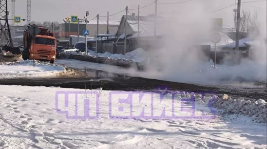 Теплоэнергетики устраняют дефект на теплосети по ул. Разина в Бийске