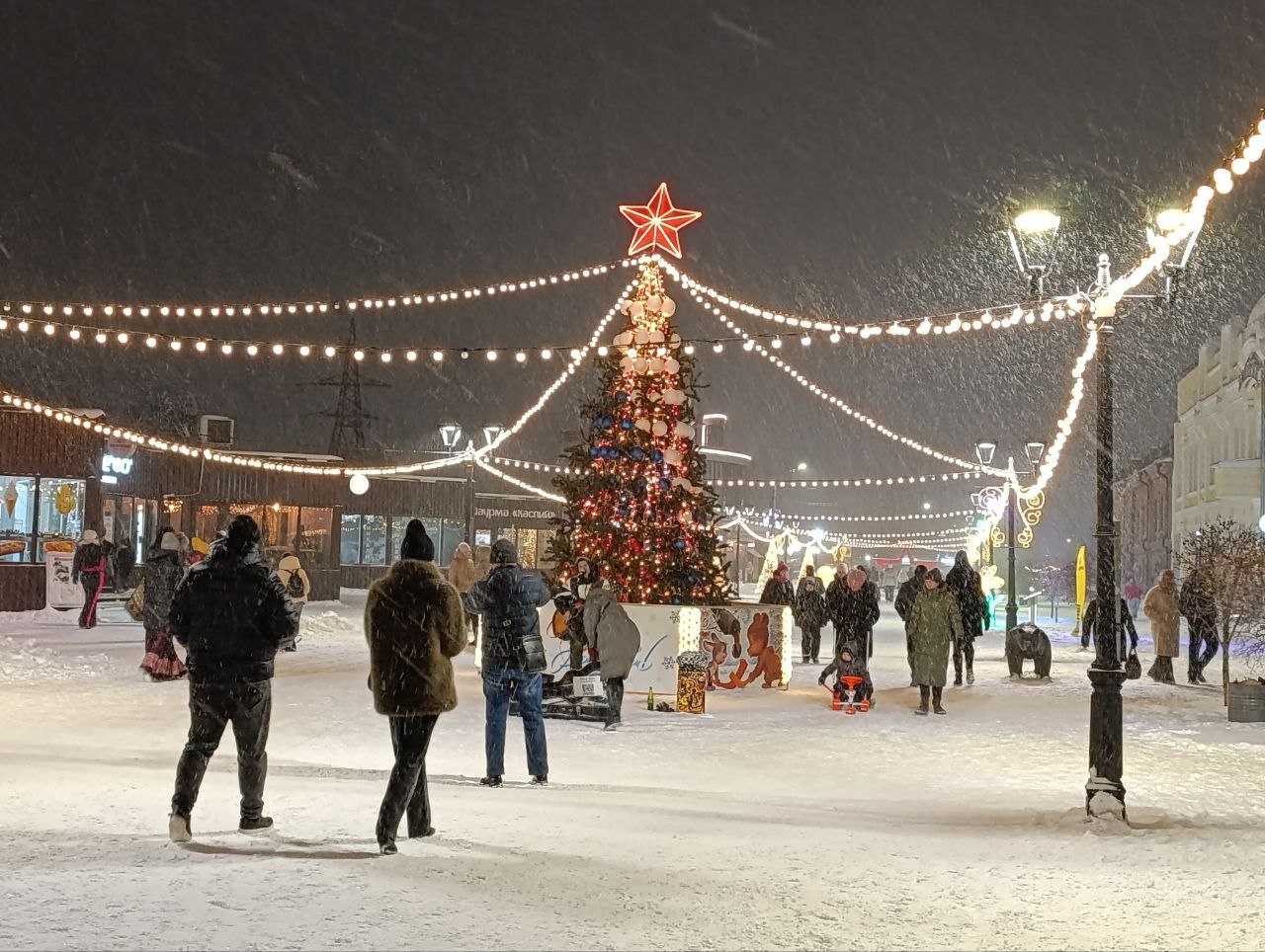 Хотите окунуться в новогоднюю сказку? Барнаул готов поделиться своим праздничным настроением! Мы собрали для вас самые эффектные локации города, где огни гирлянд, нарядные ёлки и оригинальные декорации создают неповторимую... Хотите окунуться в новогоднюю сказку? Барнаул готов поделиться своим праздничным настроением! Мы собрали для вас самые эффектные локации города, где огни гирлянд, нарядные ёлки и оригинальные декорации создают неповторимую...