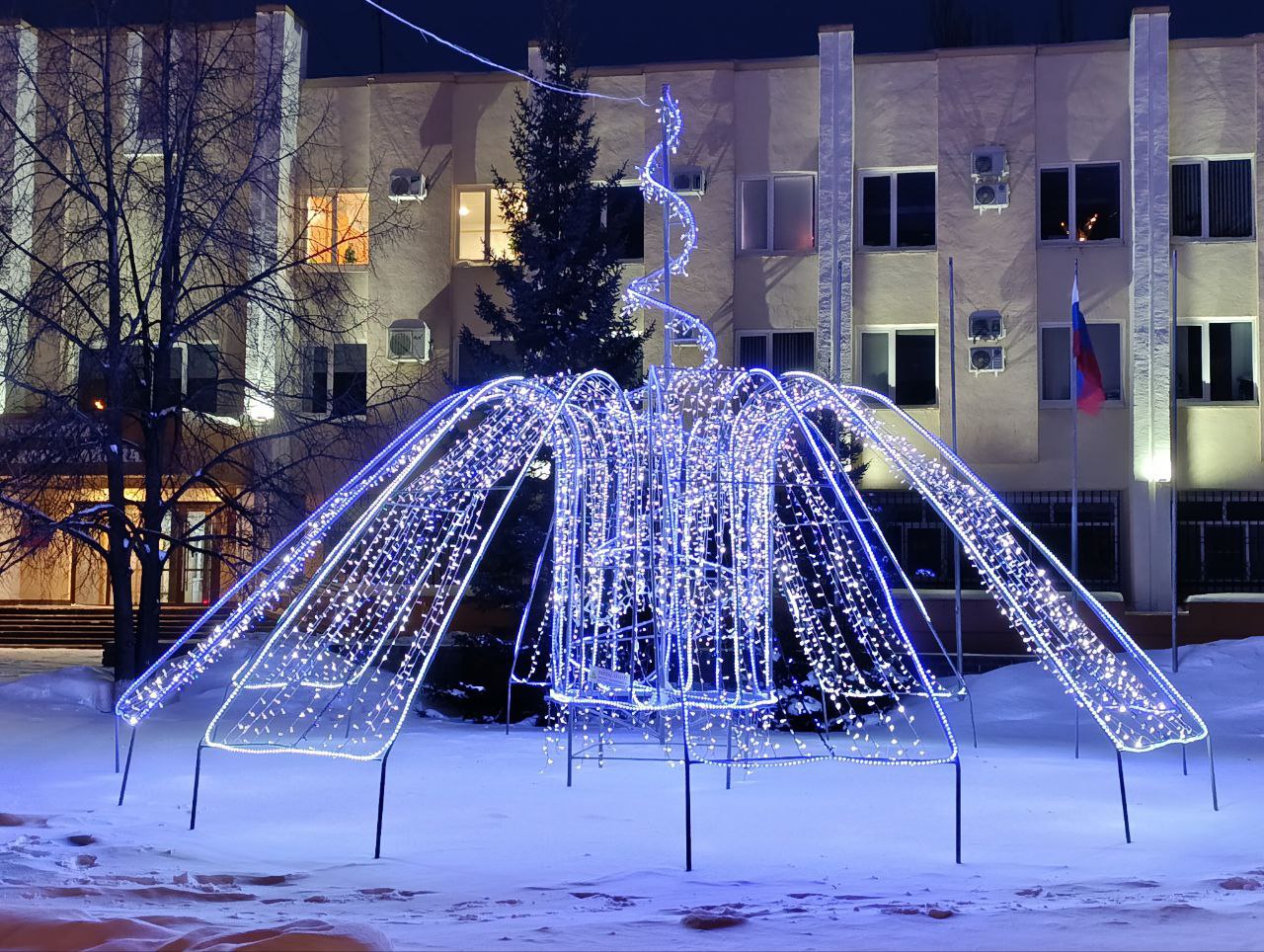 Хотите окунуться в новогоднюю сказку? Барнаул готов поделиться своим праздничным настроением! Мы собрали для вас самые эффектные локации города, где огни гирлянд, нарядные ёлки и оригинальные декорации создают неповторимую... Хотите окунуться в новогоднюю сказку? Барнаул готов поделиться своим праздничным настроением! Мы собрали для вас самые эффектные локации города, где огни гирлянд, нарядные ёлки и оригинальные декорации создают неповторимую...