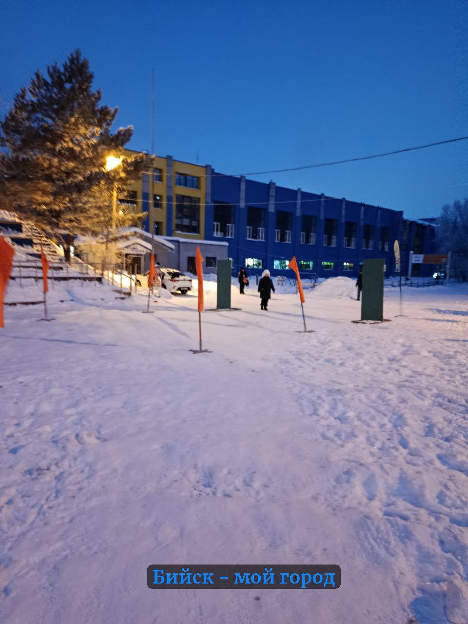 Ещё не рассвело, а "маячки" уже были расставлены по лыжероллерной трассе на АБ. Там каждую субботу в 9 утра встречаются любители бега Ещё не рассвело, а "маячки" уже были расставлены по лыжероллерной трассе на АБ. Там каждую субботу в 9 утра встречаются любители бега