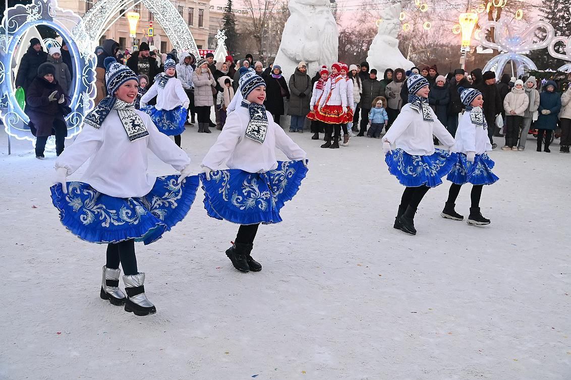 Главная городская ёлка на площади Свободы стала основной точкой притяжения барнаульцев с детьми Главная городская ёлка на площади Свободы стала основной точкой притяжения барнаульцев с детьми