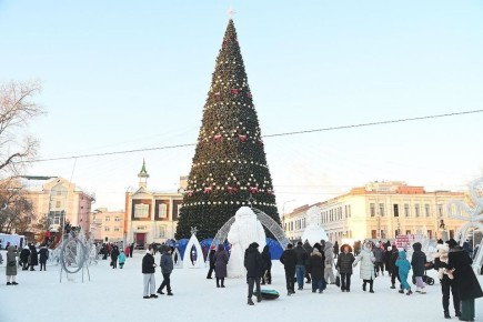 Главная городская ёлка на площади Свободы стала основной точкой притяжения барнаульцев с детьми