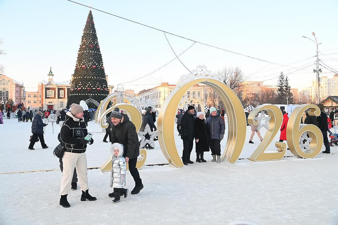 Главная городская ёлка на площади Свободы стала основной точкой притяжения барнаульцев с детьми Главная городская ёлка на площади Свободы стала основной точкой притяжения барнаульцев с детьми