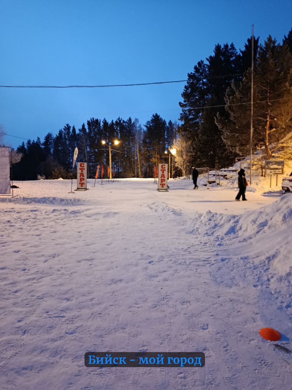 Ещё не рассвело, а "маячки" уже были расставлены по лыжероллерной трассе на АБ. Там каждую субботу в 9 утра встречаются любители бега Ещё не рассвело, а "маячки" уже были расставлены по лыжероллерной трассе на АБ. Там каждую субботу в 9 утра встречаются любители бега