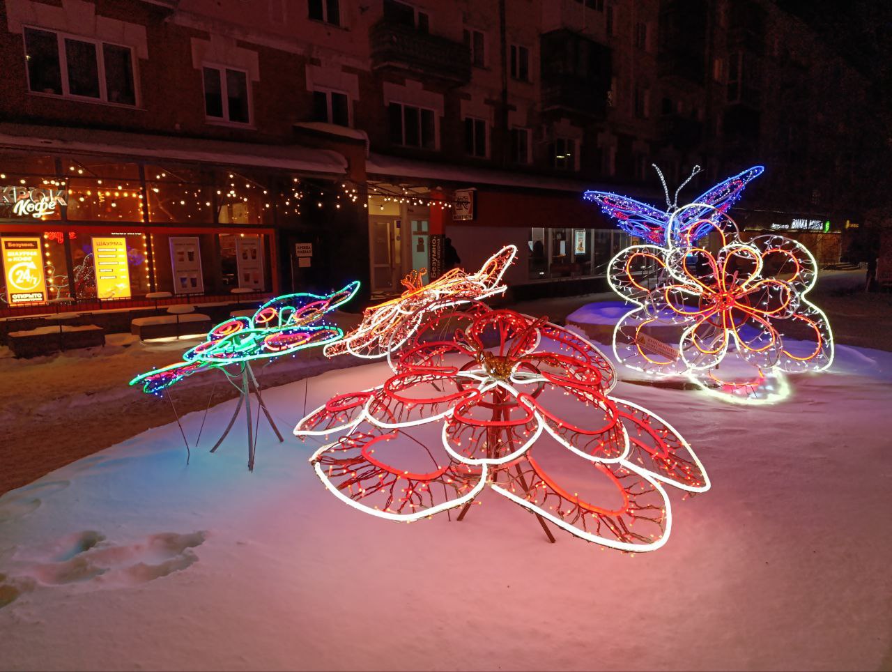 Хотите окунуться в новогоднюю сказку? Барнаул готов поделиться своим праздничным настроением! Мы собрали для вас самые эффектные локации города, где огни гирлянд, нарядные ёлки и оригинальные декорации создают неповторимую...