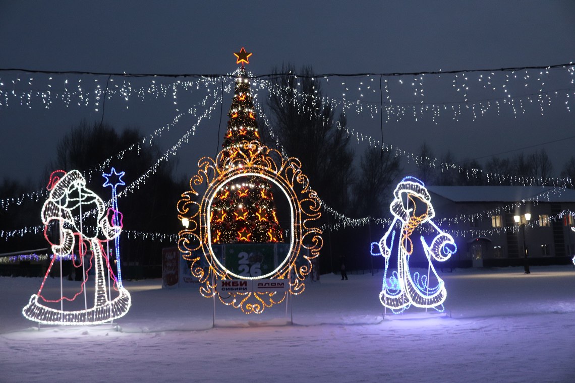 Хотите окунуться в новогоднюю сказку? Барнаул готов поделиться своим праздничным настроением! Мы собрали для вас самые эффектные локации города, где огни гирлянд, нарядные ёлки и оригинальные декорации создают неповторимую... Хотите окунуться в новогоднюю сказку? Барнаул готов поделиться своим праздничным настроением! Мы собрали для вас самые эффектные локации города, где огни гирлянд, нарядные ёлки и оригинальные декорации создают неповторимую...