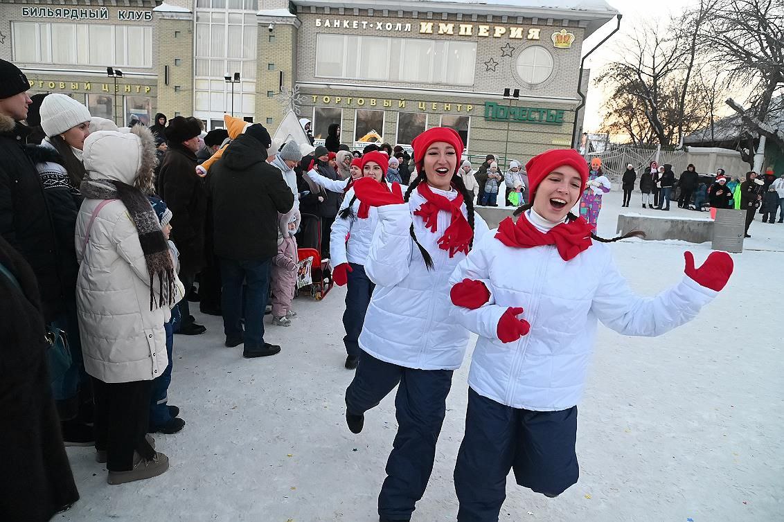 Главная городская ёлка на площади Свободы стала основной точкой притяжения барнаульцев с детьми Главная городская ёлка на площади Свободы стала основной точкой притяжения барнаульцев с детьми