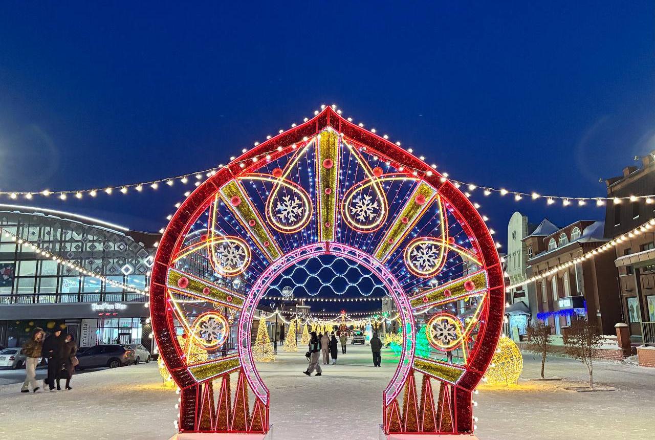 Хотите окунуться в новогоднюю сказку? Барнаул готов поделиться своим праздничным настроением! Мы собрали для вас самые эффектные локации города, где огни гирлянд, нарядные ёлки и оригинальные декорации создают неповторимую... Хотите окунуться в новогоднюю сказку? Барнаул готов поделиться своим праздничным настроением! Мы собрали для вас самые эффектные локации города, где огни гирлянд, нарядные ёлки и оригинальные декорации создают неповторимую...