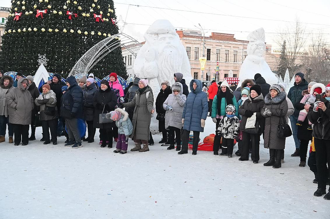 Главная городская ёлка на площади Свободы стала основной точкой притяжения барнаульцев с детьми Главная городская ёлка на площади Свободы стала основной точкой притяжения барнаульцев с детьми