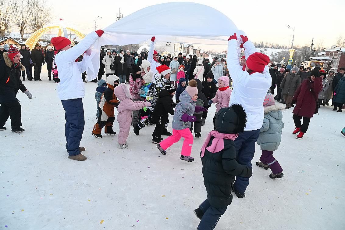 Главная городская ёлка на площади Свободы стала основной точкой притяжения барнаульцев с детьми Главная городская ёлка на площади Свободы стала основной точкой притяжения барнаульцев с детьми