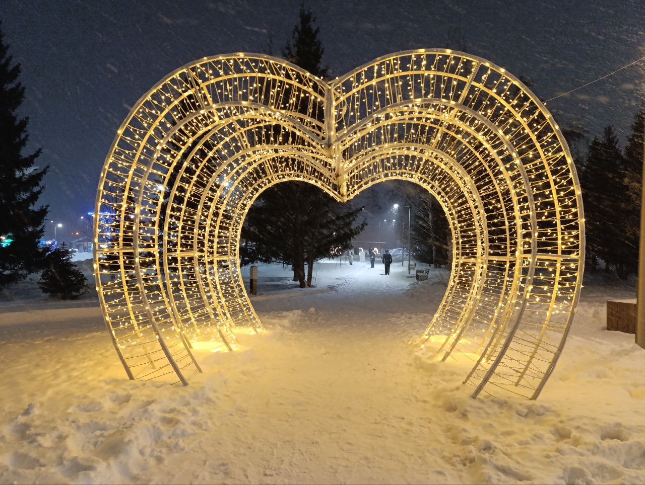 Хотите окунуться в новогоднюю сказку? Барнаул готов поделиться своим праздничным настроением! Мы собрали для вас самые эффектные локации города, где огни гирлянд, нарядные ёлки и оригинальные декорации создают неповторимую... Хотите окунуться в новогоднюю сказку? Барнаул готов поделиться своим праздничным настроением! Мы собрали для вас самые эффектные локации города, где огни гирлянд, нарядные ёлки и оригинальные декорации создают неповторимую...