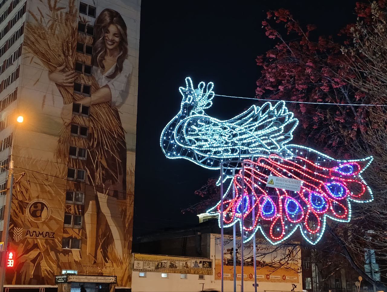 Хотите окунуться в новогоднюю сказку? Барнаул готов поделиться своим праздничным настроением! Мы собрали для вас самые эффектные локации города, где огни гирлянд, нарядные ёлки и оригинальные декорации создают неповторимую... Хотите окунуться в новогоднюю сказку? Барнаул готов поделиться своим праздничным настроением! Мы собрали для вас самые эффектные локации города, где огни гирлянд, нарядные ёлки и оригинальные декорации создают неповторимую...