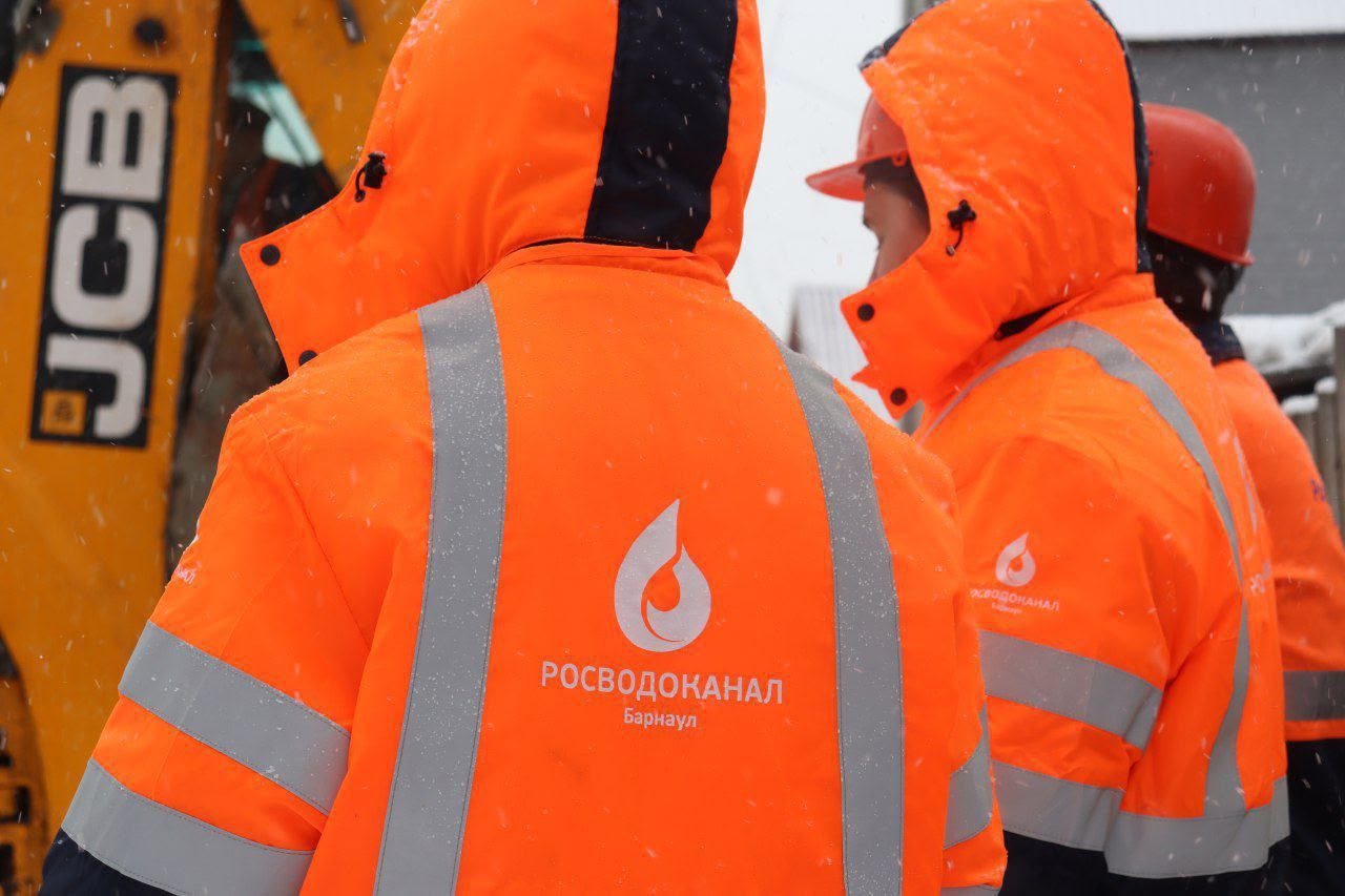 Глушкова, 30. Специалисты Росводоканал Барнаул локализуют повреждение на сетях водопровода