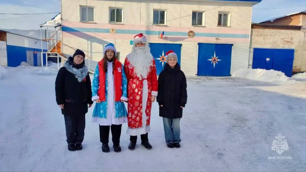 Школьники из Алтайской средней общеобразовательной школы № 2 в рамках всероссийской акции «Российский Детский Дед Мороз» посетили дежурный караул 60-й пожарно-спасательной части 6-го пожарно-спасательного отряда Школьники из Алтайской средней общеобразовательной школы № 2 в рамках всероссийской акции «Российский Детский Дед Мороз» посетили дежурный караул 60-й пожарно-спасательной части 6-го пожарно-спасательного отряда
