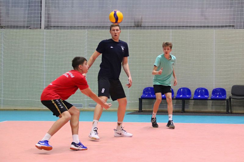 Волейболисты «Университета» провели совместную тренировку с воспитанниками спортивной школы «Заря Алтая» Волейболисты «Университета» провели совместную тренировку с воспитанниками спортивной школы «Заря Алтая»