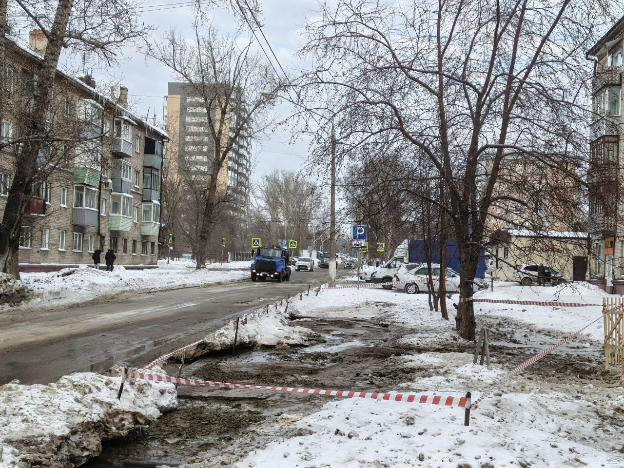 Утечка на водопроводе диаметром 300 мм по адресу ул. Глушкова, 30, локализована в 12:20 Утечка на водопроводе диаметром 300 мм по адресу ул. Глушкова, 30, локализована в 12:20