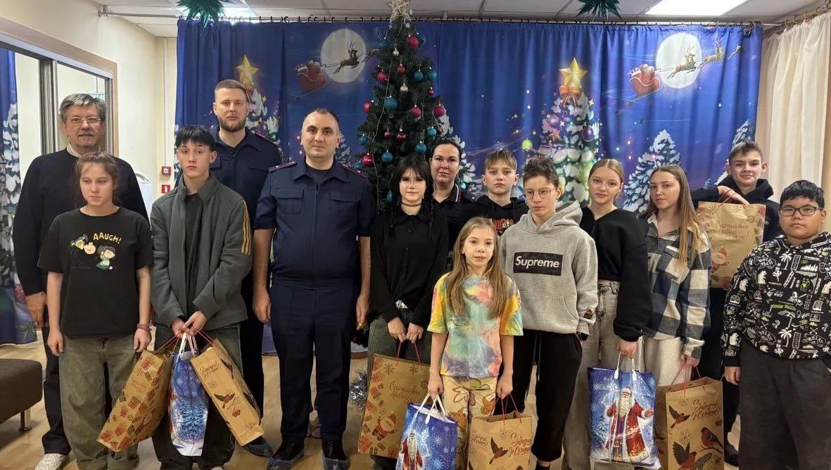 Сотрудники следственных отделов по Железнодорожному и Октябрьскому районам Барнаула следственного управления СКР по Алтайскому краю встретились с воспитанниками краевого социально-реабилитационного центра для...