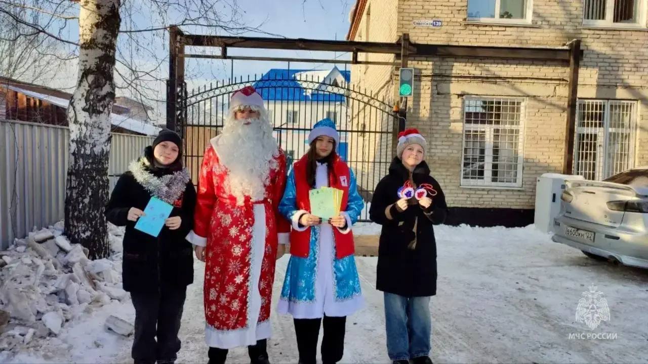 Школьники из Алтайской средней общеобразовательной школы № 2 в рамках всероссийской акции «Российский Детский Дед Мороз» посетили дежурный караул 60-й пожарно-спасательной части 6-го пожарно-спасательного отряда Школьники из Алтайской средней общеобразовательной школы № 2 в рамках всероссийской акции «Российский Детский Дед Мороз» посетили дежурный караул 60-й пожарно-спасательной части 6-го пожарно-спасательного отряда
