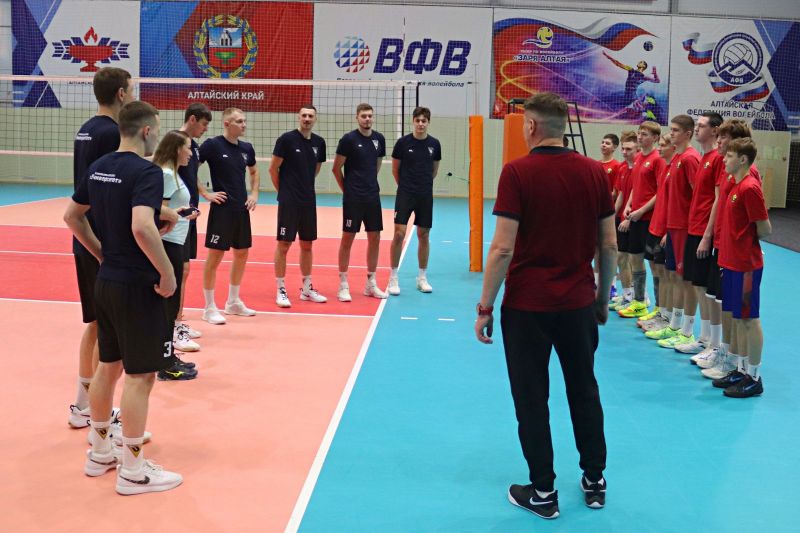 Волейболисты «Университета» провели совместную тренировку с воспитанниками спортивной школы «Заря Алтая» Волейболисты «Университета» провели совместную тренировку с воспитанниками спортивной школы «Заря Алтая»