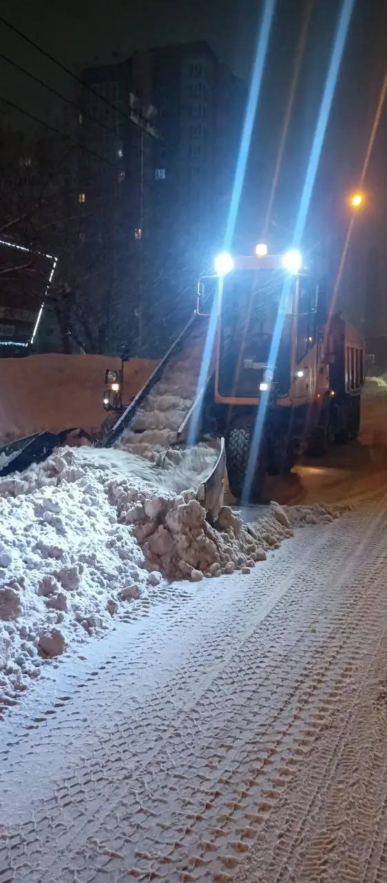 Очистка дорог и тротуаров в Барнауле продолжается Очистка дорог и тротуаров в Барнауле продолжается