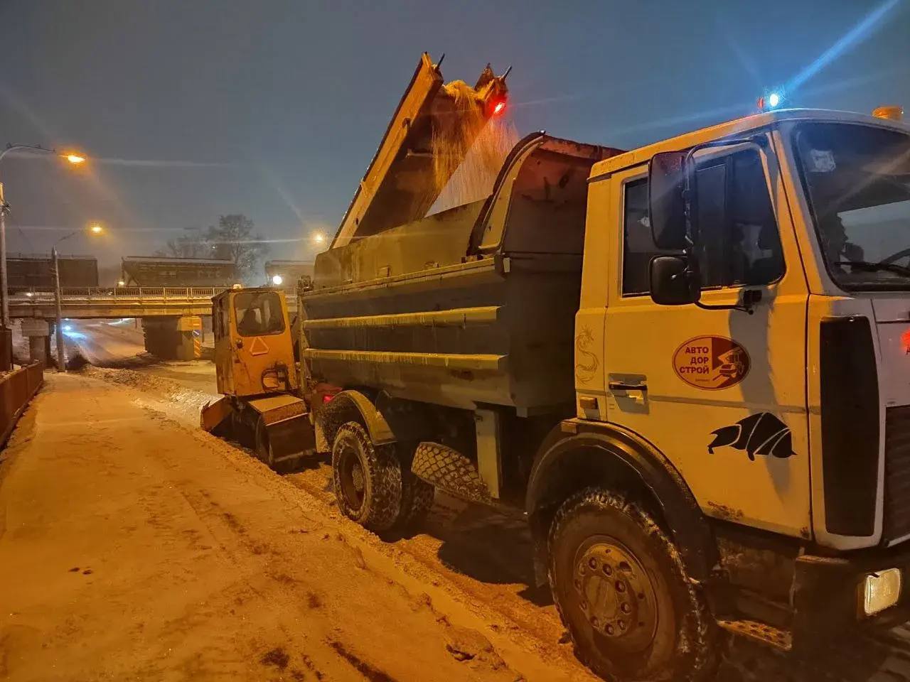 Очистка дорог и тротуаров в Барнауле продолжается Очистка дорог и тротуаров в Барнауле продолжается