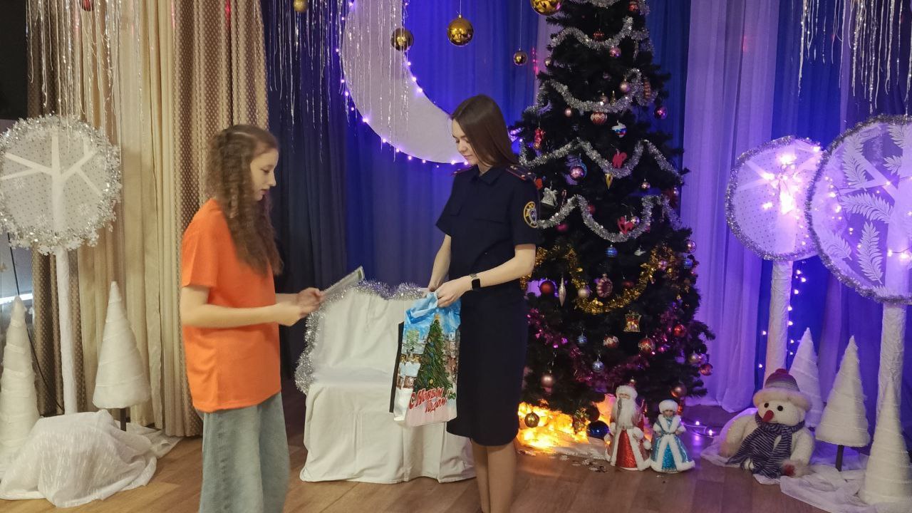 Рубцовские следователи поздравили подшефных детей с Новым годом и Рождеством Рубцовские следователи поздравили подшефных детей с Новым годом и Рождеством