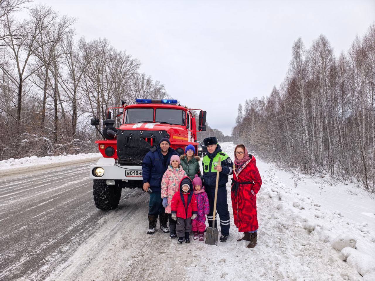 Сотрудники Госавтоинспекции Бийска оказали помощь женщине-водителю, которая съехала в кювет Сотрудники Госавтоинспекции Бийска оказали помощь женщине-водителю, которая съехала в кювет