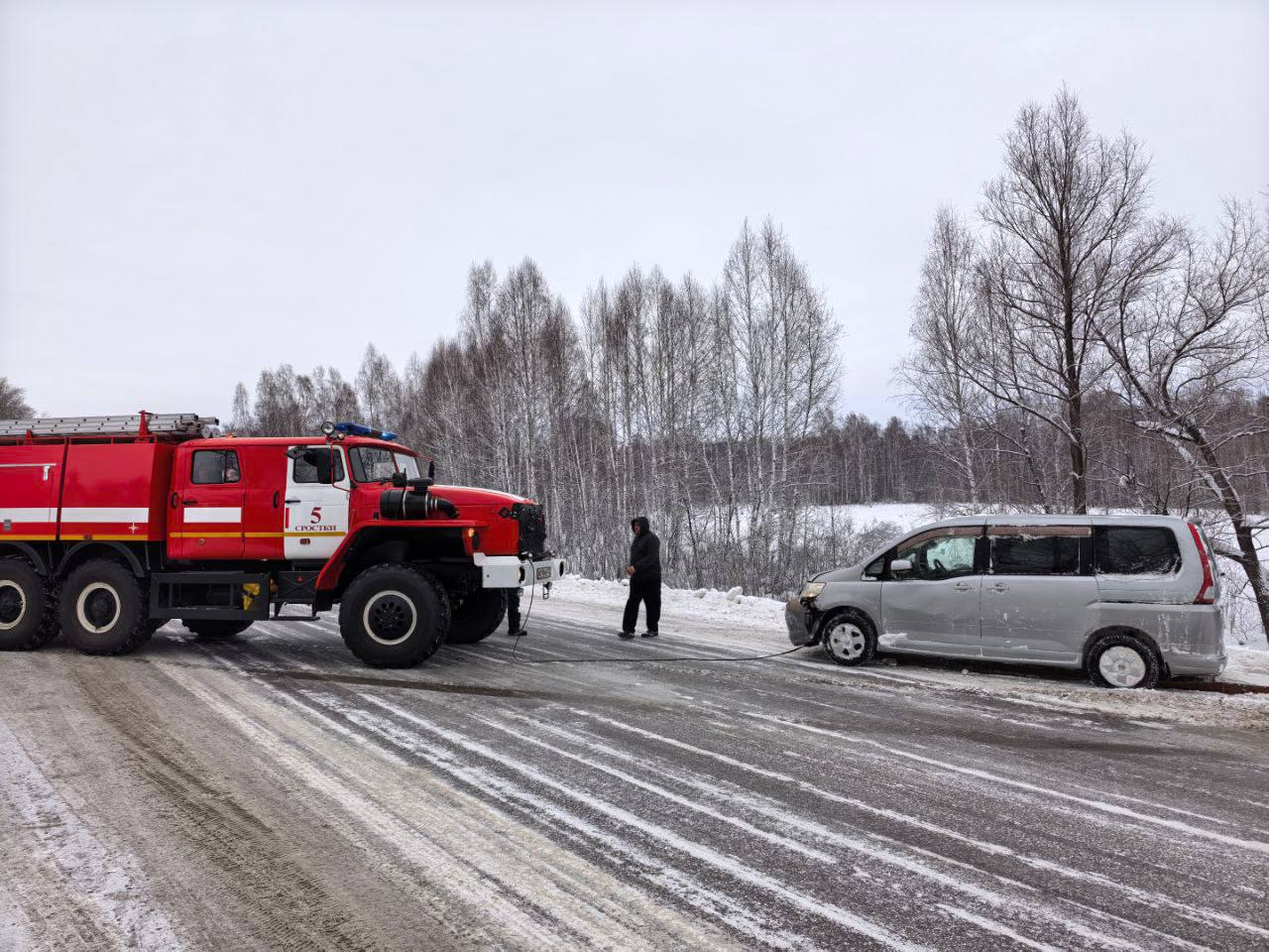 Сотрудники Госавтоинспекции Бийска оказали помощь женщине-водителю, которая съехала в кювет Сотрудники Госавтоинспекции Бийска оказали помощь женщине-водителю, которая съехала в кювет