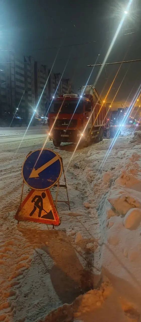 Очистка дорог и тротуаров в Барнауле продолжается Очистка дорог и тротуаров в Барнауле продолжается