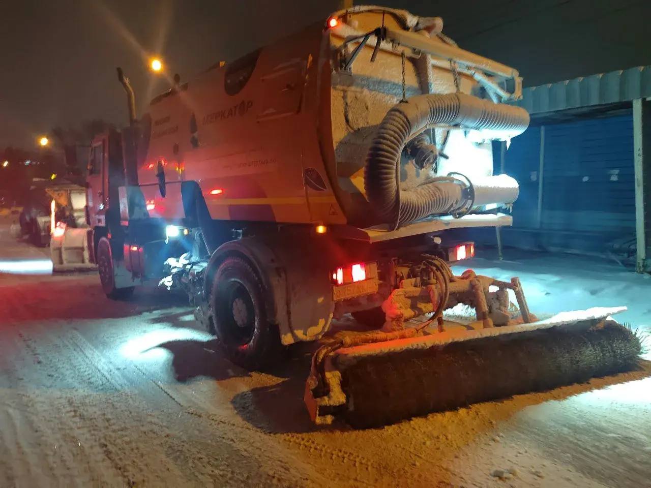 Очистка дорог и тротуаров в Барнауле продолжается Очистка дорог и тротуаров в Барнауле продолжается