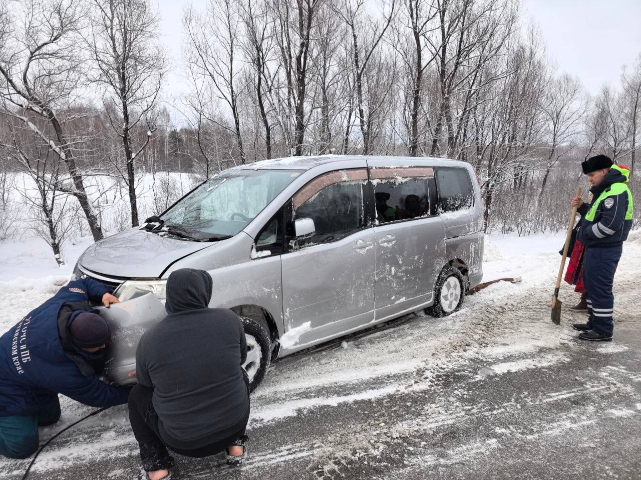 Сотрудники Госавтоинспекции Бийска оказали помощь женщине-водителю, которая съехала в кювет Сотрудники Госавтоинспекции Бийска оказали помощь женщине-водителю, которая съехала в кювет
