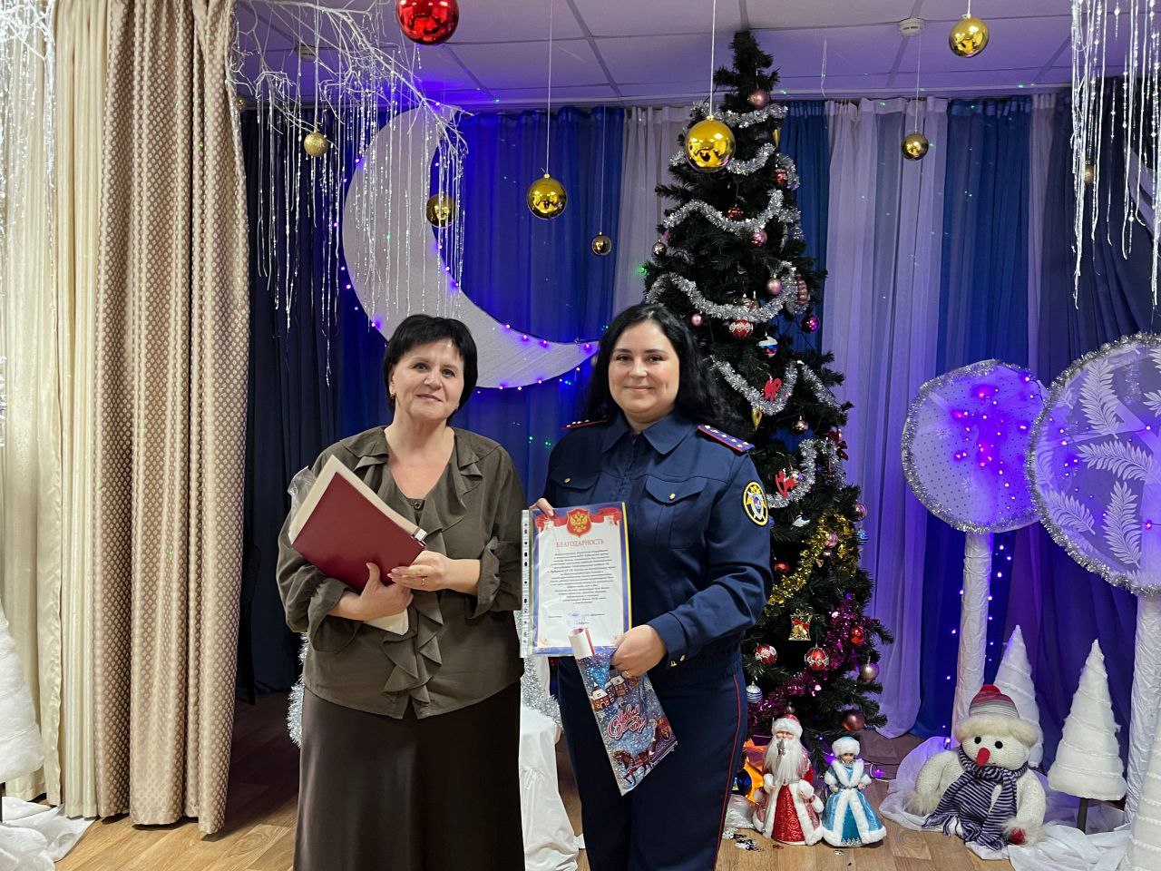 Рубцовские следователи поздравили подшефных детей с Новым годом и Рождеством Рубцовские следователи поздравили подшефных детей с Новым годом и Рождеством