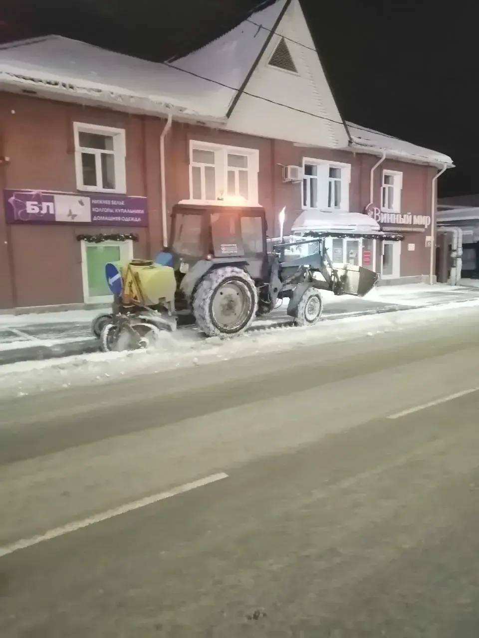Очистка дорог и тротуаров в Барнауле продолжается