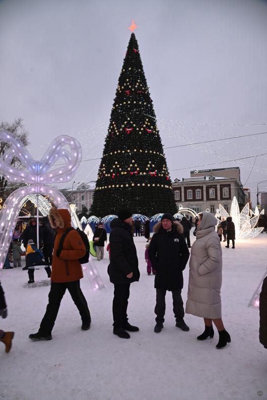 Вячеслав Франк посетил главные праздничные площадки Барнаула Вячеслав Франк посетил главные праздничные площадки Барнаула