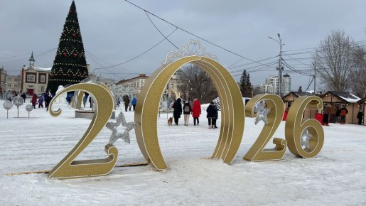 На главной ёлке Барнаула сегодня многолюдно!