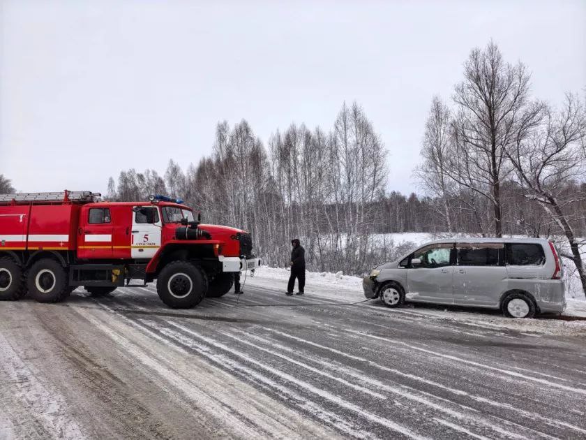 На Чуйском тракте в Алтайском крае слетел в кювет и опрокинулся автомобиль На Чуйском тракте в Алтайском крае слетел в кювет и опрокинулся автомобиль
