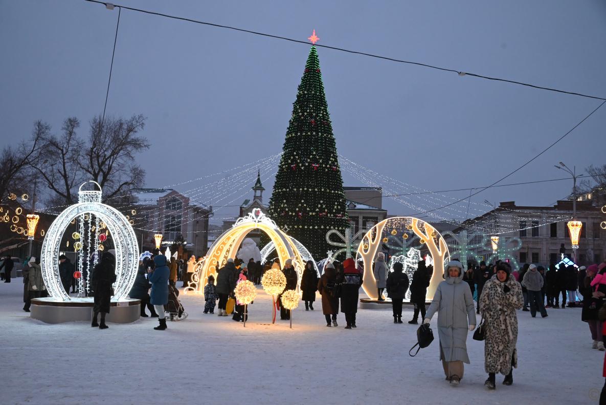 Вячеслав Франк посетил главные праздничные площадки Барнаула Вячеслав Франк посетил главные праздничные площадки Барнаула