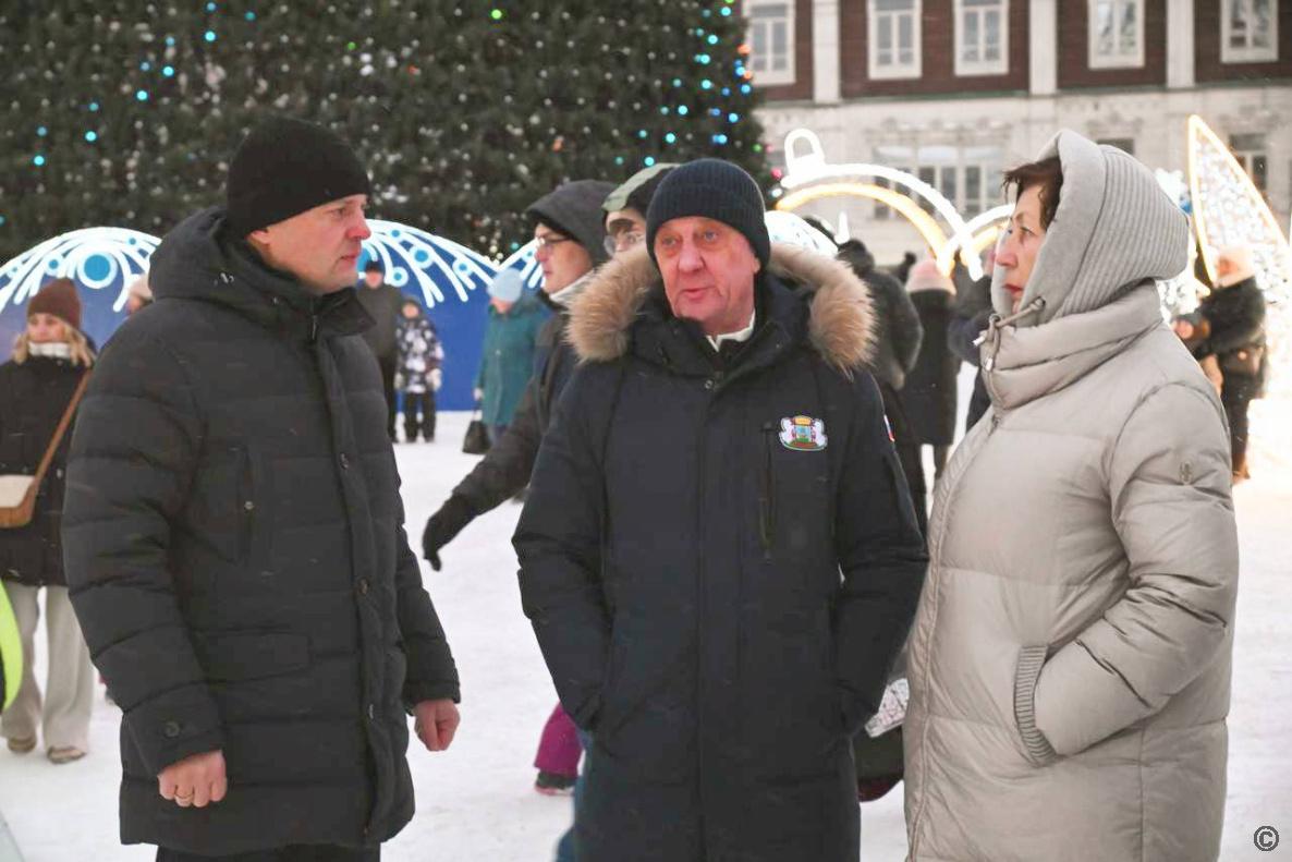 Вячеслав Франк посетил главные праздничные площадки Барнаула Вячеслав Франк посетил главные праздничные площадки Барнаула