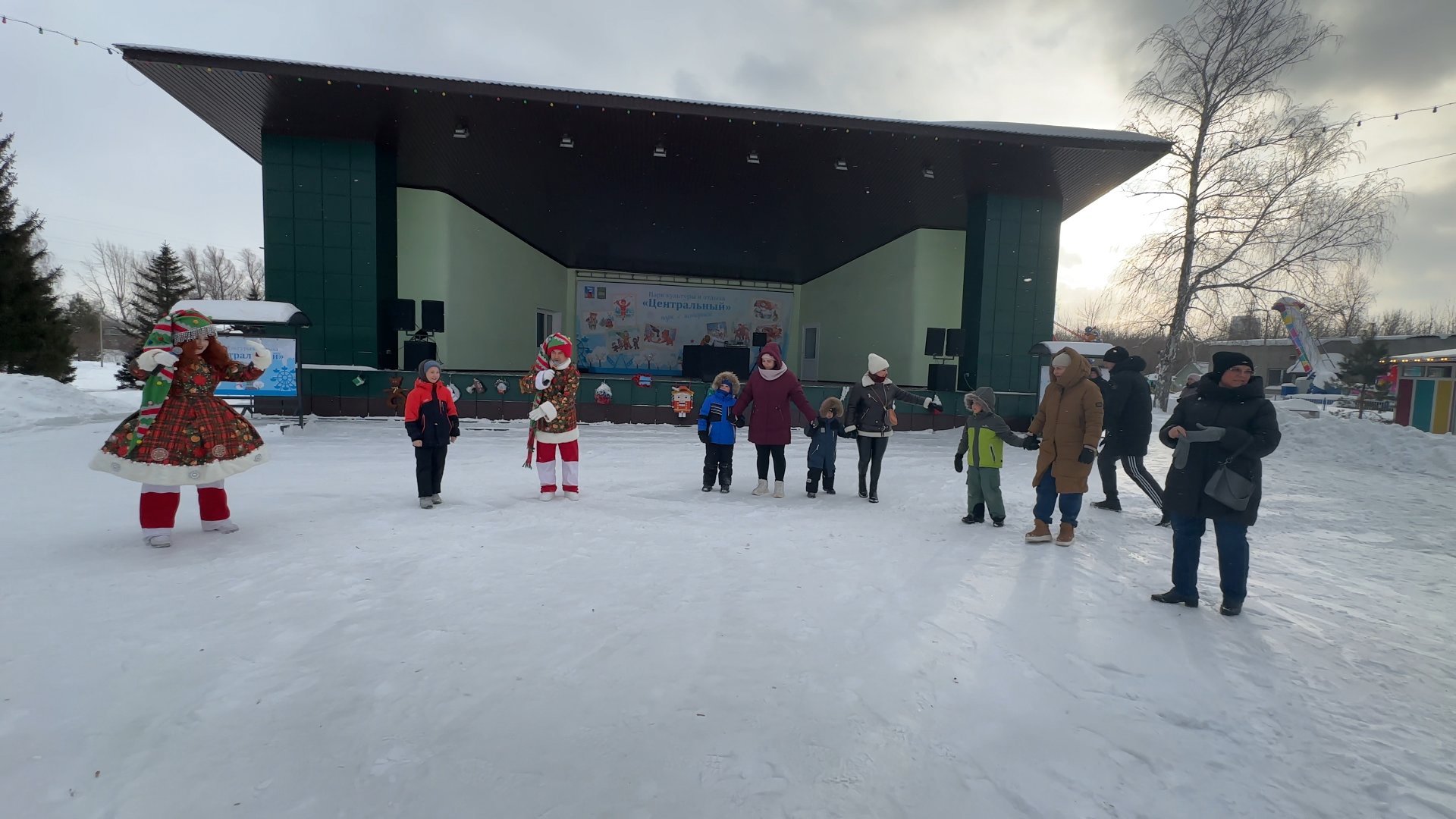 В парке культуры и отдыха «Центральный» прошла детская праздничная программа, посвящённая Рождественскому волшебству В парке культуры и отдыха «Центральный» прошла детская праздничная программа, посвящённая Рождественскому волшебству