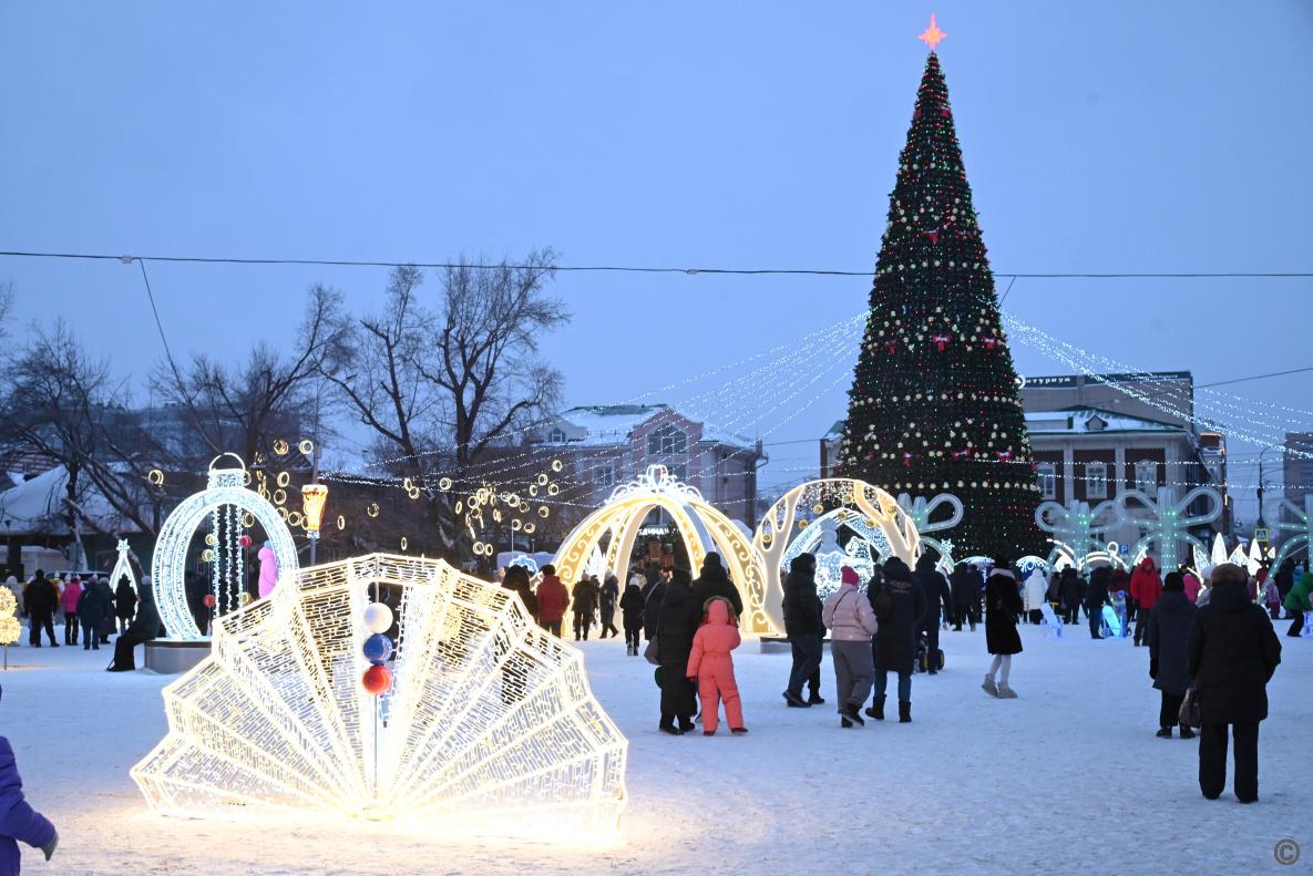 Вячеслав Франк посетил главные праздничные площадки Барнаула Вячеслав Франк посетил главные праздничные площадки Барнаула