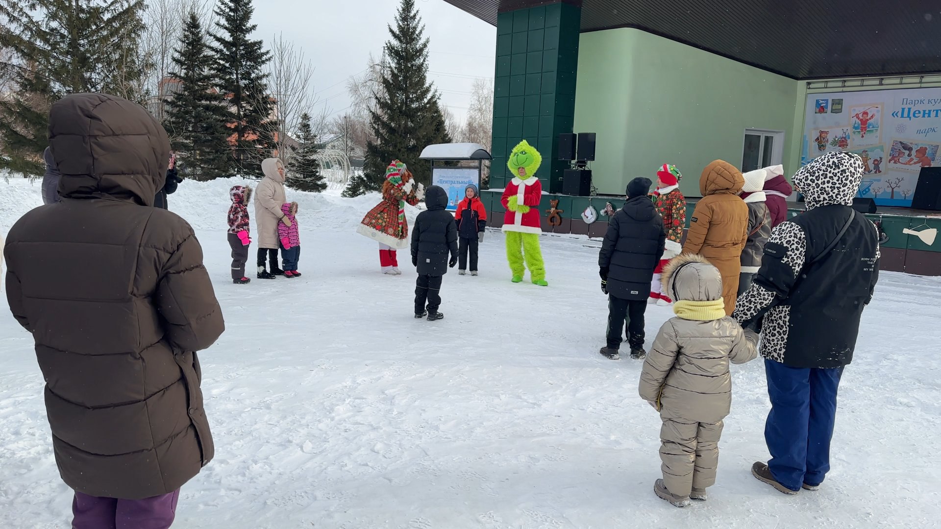 В парке культуры и отдыха «Центральный» прошла детская праздничная программа, посвящённая Рождественскому волшебству В парке культуры и отдыха «Центральный» прошла детская праздничная программа, посвящённая Рождественскому волшебству