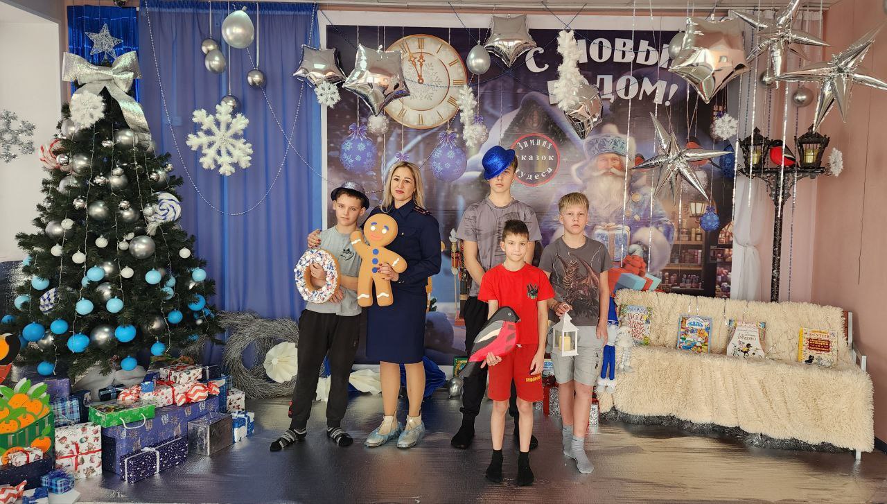 Сотрудники Рубцовского межрайонного следственного отдела поздравили своих подшефных детей с новогодними праздниками