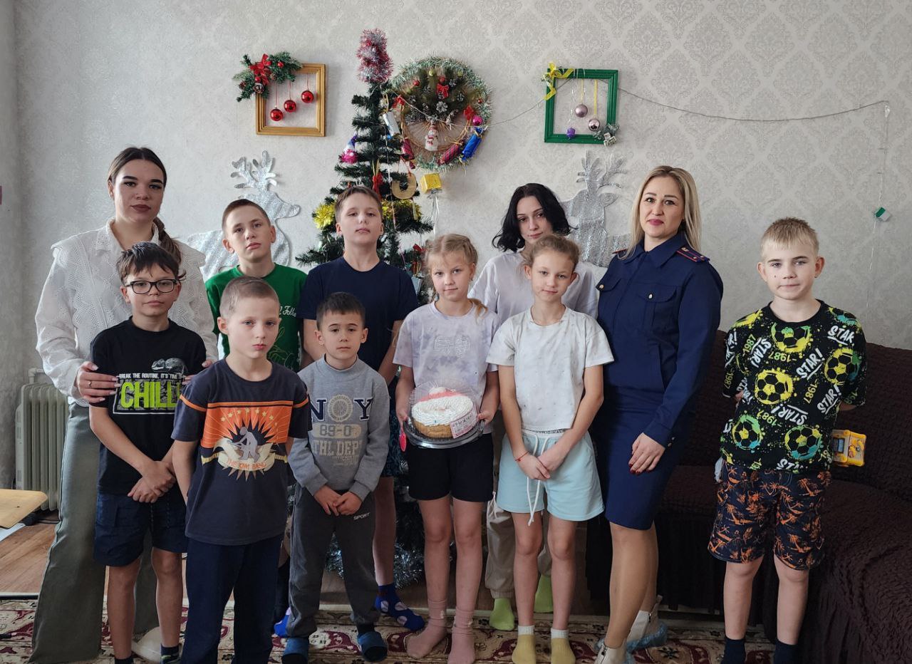Сотрудники Рубцовского межрайонного следственного отдела поздравили своих подшефных детей с новогодними праздниками Сотрудники Рубцовского межрайонного следственного отдела поздравили своих подшефных детей с новогодними праздниками