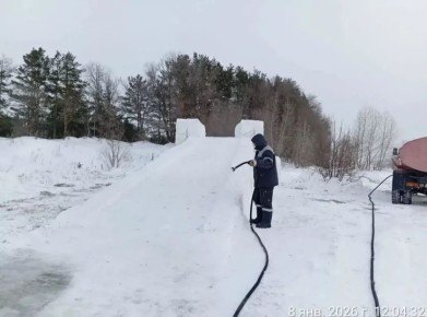 Снежную горку залили в лесу на АБ в Бийске