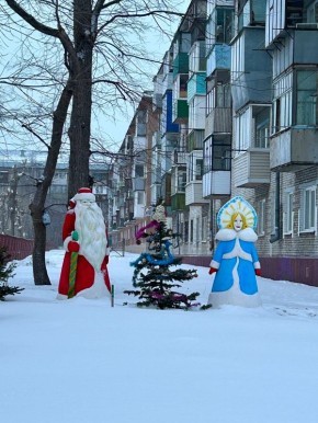 Дед Мороз и Снегурочка не торопятся уходить