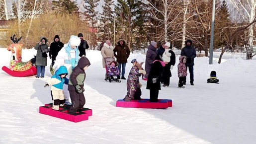 Сегодня в барнаульском парке «Центральный» прошла конкурсно-игровая программа «Новогодний маскарад»