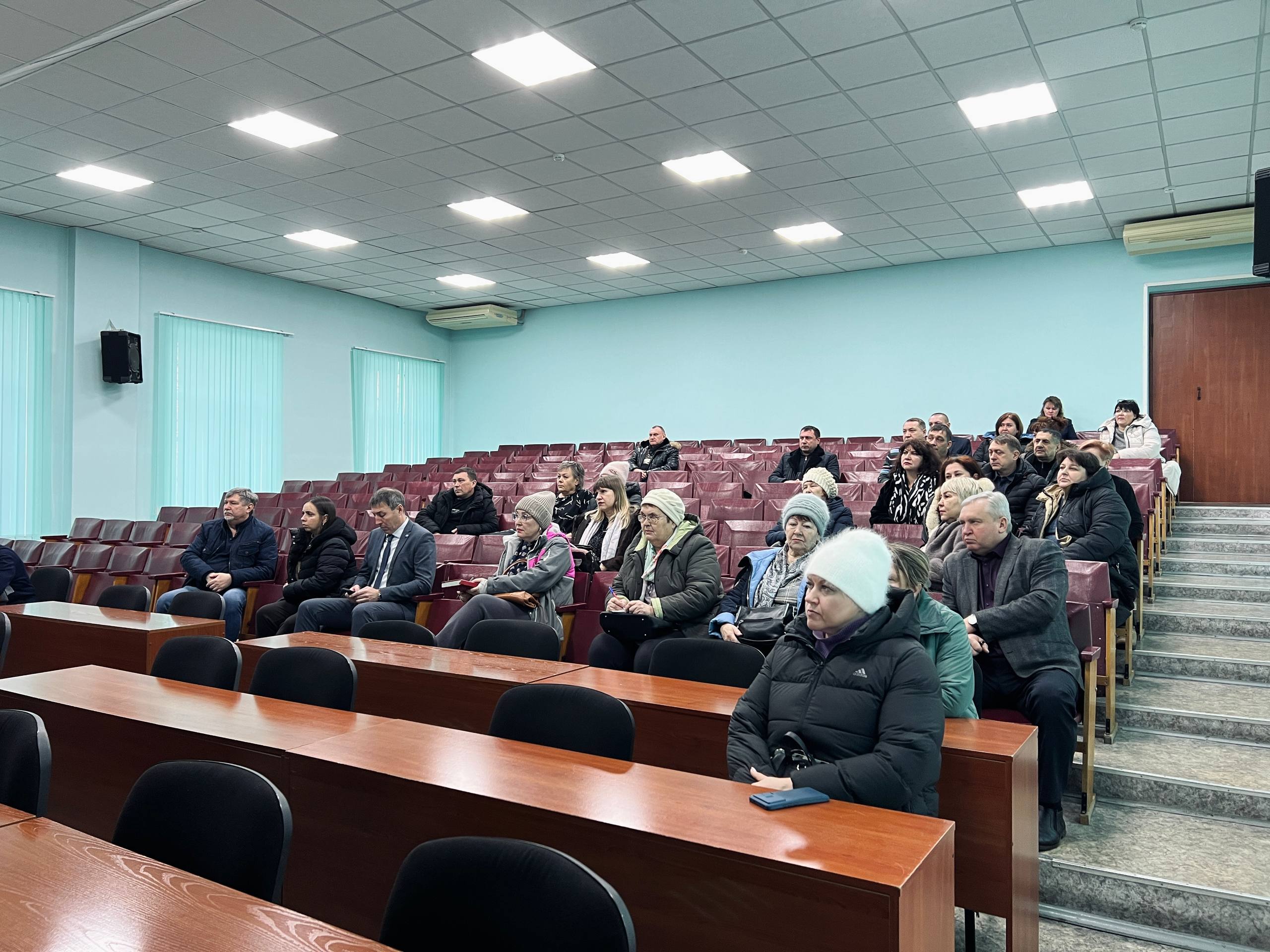 Провел совещание с руководителями управляющих компаний и ресурсоснабжающих организаций Провел совещание с руководителями управляющих компаний и ресурсоснабжающих организаций